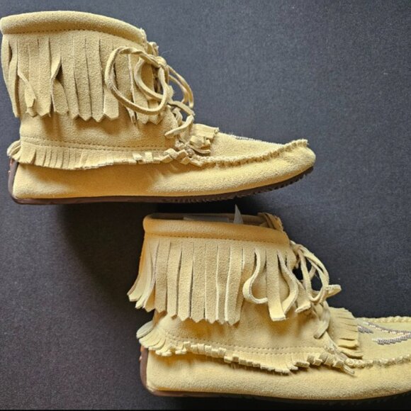 Minnetonka Women's Size 8.5 Fringe Rubber Soled Beaded Tan Moccasins - Picture 9 of 9